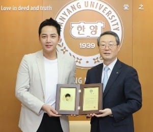 장근석(왼쪽)은 2일 한양대를 방문해 이영무 총장에게 장학기금을 전달했다. / 사진=한양대 제공