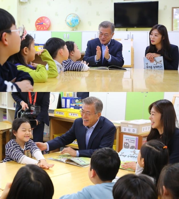 문재인 대통령이 4일 오후 서울 성동구 경동초등학교를 찾아 독서활동을 하고 있는 돌봄 교실을 방문해 탤런트 장신영 씨가 읽어준 '난 무서운 늑대라구' 의 교훈을 어린이들과 얘기하다 밝게 웃고 있다. /사진=연합뉴스 