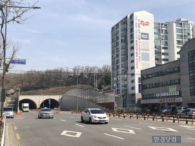 서울 방화동 방화터널 인근 아파트 단지에 고속도로 우회를 요구하는 현수막이 걸려 있다. 양길성 기자