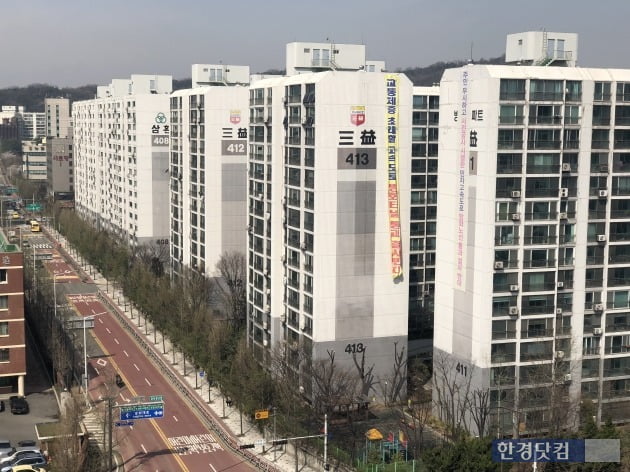 서울 방화동 방화터널 인근 아파트 단지에 고속도로 우회를 요구하는 현수막이 걸려 있다. 양길성 기자
