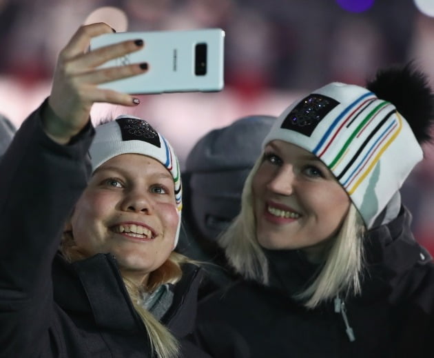 삼성이 평창올림픽에서 별도 제작한 올림픽 에디션 휴대폰을 개막식에서 각국 선수들이 사용하는 것을 게티이미지에서 어사인먼트로 촬영한 사진.