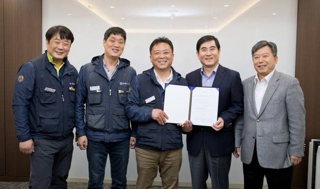 삼성전자서비스지회 나두식 지회장(왼쪽)과 삼성전자서비스 최우수 대표이사는 17일 서울 가든호텔에서 협력업체 직원 직접 고용 합의서에 서명했다.


