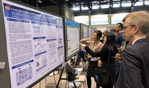암학회 AACR에 참석한 연구자들이 한미약품의 항암신약 후보 물질 연구 결과 포스터를 살펴보고 있다. 한미약품 제공 