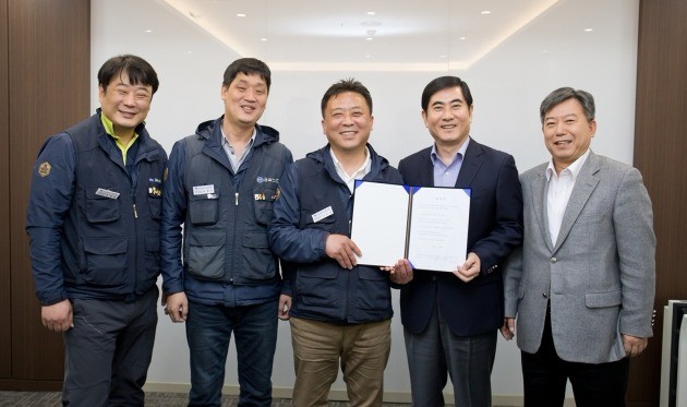 삼성전자서비스는 17일 협력업체 직원들을 직접 고용하기로 전국금속노동조합 삼성전자서비스지회와 합의했다. 최우수 삼성전자서비스 대표와 나두식 삼성전자서비스지회장은 이날 서울 가든호텔에서 만나 협력업체 직원 직접 고용하는 합의서에 서명했다.