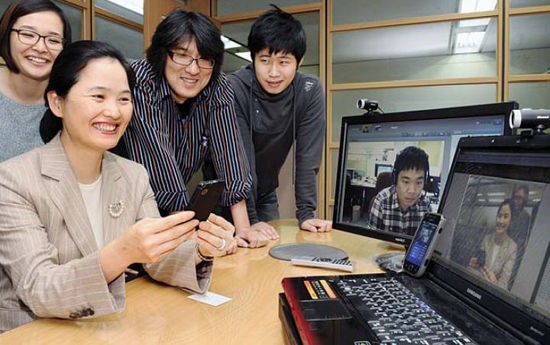 송혜자 우암코퍼레이션 대표(왼쪽 두번째)가 직원들과 화상회의시스템을 점검하고 있다. 우암코퍼레이션 제공.