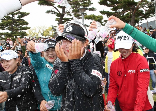 [포토] 우승 축하 물세례 받는 이소영