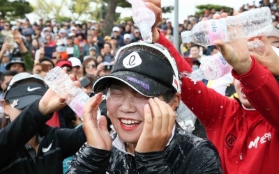  우승 축하 물세례 받는 이소영