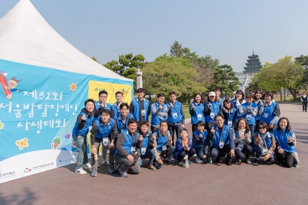 바이엘코리아 임직원들이 지난 25일 서울 종로구에 위치한 국립민속박물관에서 열린 제 32회 서울발달장애인사생대회 행사에 참여해 장애인 활동 보조 봉사활동을 실시했다. 바이엘코리아 제공 