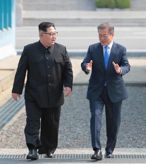 군사분계선 넘는 문재인 대통령과 김정은_사진 한국공동사진기자단