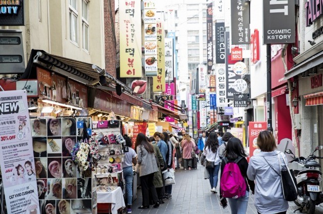 관광객들로 붐비는 명동 거리 /한국관광공사 제공