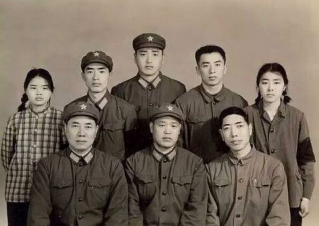 1960년대 중국 청년들이 입은 인민복. 사진=바이두