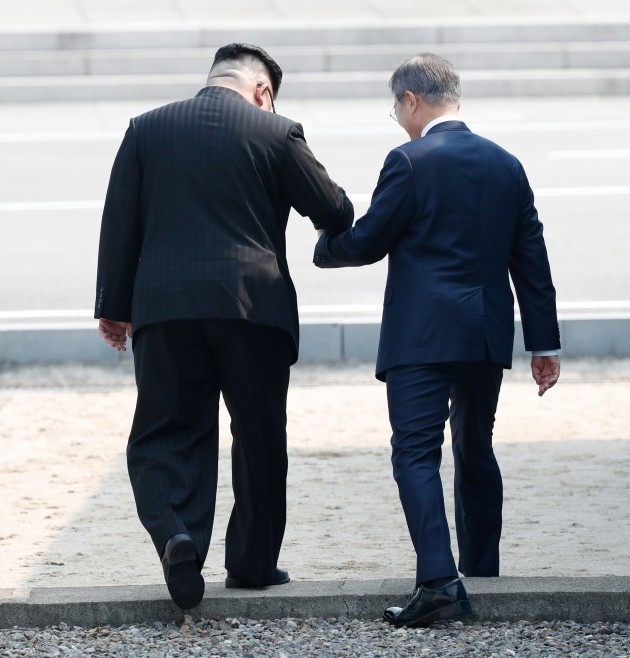 김정은의 제안으로 군사분계선을 다시 넘어갔다 돌아오는 이벤트를 하는 문재인 대통령_사진 한국공동사진기자단
