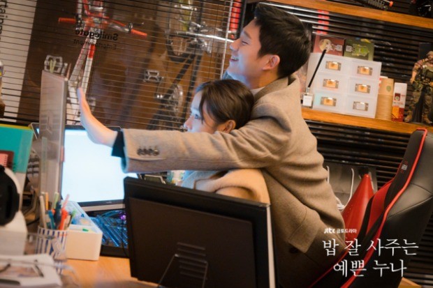 JTBC 드라마 ‘밥 잘 사주는 예쁜 누나'의 남자 주인공 정해인(서준희 역)은 게임회사 '스마일게이트'의 아트 디렉터로 등장한다. / 사진=JTBC