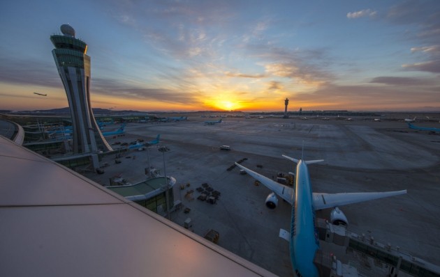 이달 27일 개장 100일을 맞은 인천공항 제2터미널의 일출 장면. 인천공항공사 제공 