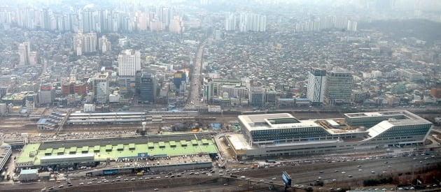 노량진수산시장 뒤편으로 다세대·다가구주택이 밀집한 노량진뉴타운이 보인다. 한경DB