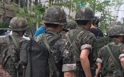 軍공관병 없앤다더니… 부사관으로 대체 운영