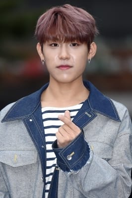  워너원 박우진, '귀엽게 하트~'