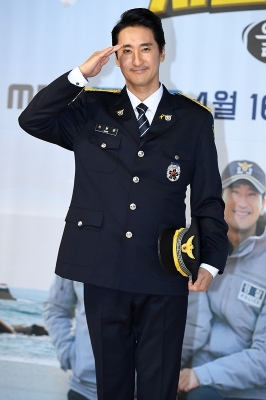  신현준, '이제 능숙한 거수경례'