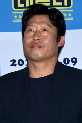  유해진, '긴장한 모습으로'