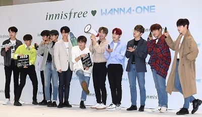  워너원, '소품 들고 개구쟁이 소년들로 변신'