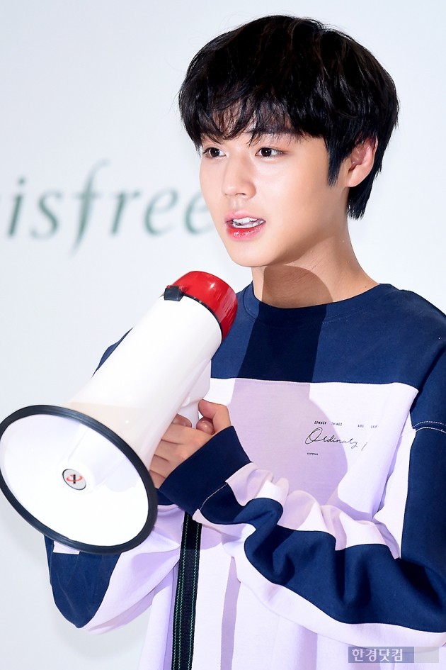 [포토] 워너원 박지훈, '자체발광 빛나는 모습~'