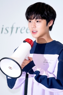  워너원 박지훈, '자체발광 빛나는 모습~'