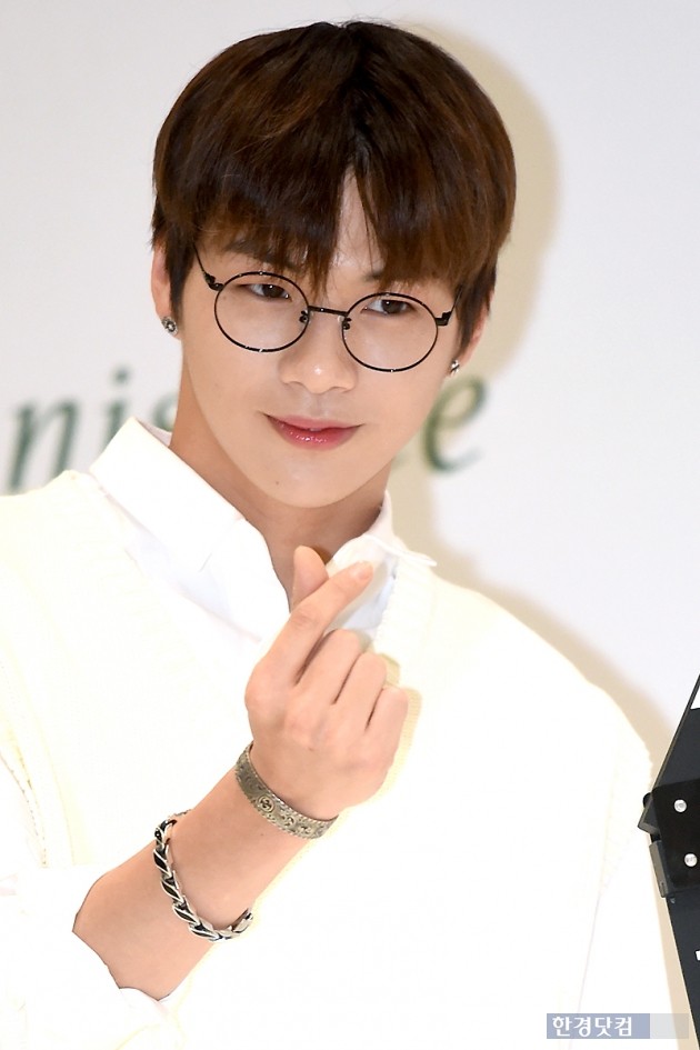 [포토] 워너원 강다니엘, '소녀팬 마음 저격하는 하트~'