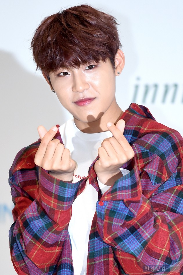 [포토] 워너원 박우진, '눈길 사로잡는 귀여운 하트~'