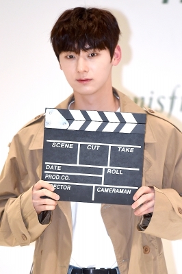  워너원 황민현, '감탄을 부르는 황제의 잘생김'