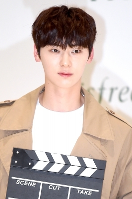  워너원 황민현, '눈 뗄 수 없는 멋진 모습'