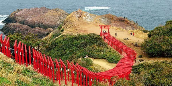 붉은색 도리이가 길게 늘어서 있는 모토노스미이나리 신사.
 