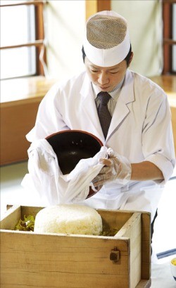 야마구치의 대표 음식 이와쿠니 스시를 만드는 주방장.  일본정부관광국(JNTO) 제공 