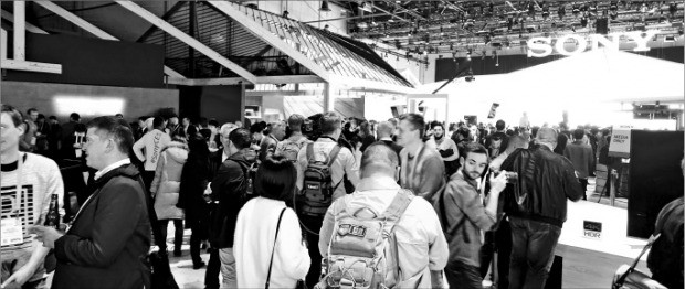 소니가 세계 프리미엄 TV 시장에서 약진하고 있다. 지난 1월 미국 라스베이거스에서 열린 세계 최대 전자쇼 ‘CES 2018’ 전시장에 마련된 소니 부스를 관람객들이 돌아보고 있다. 소니 제공