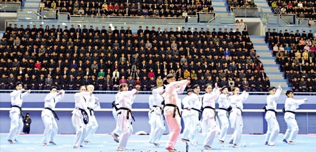 < 우리측 태권도 시범 > 한국 태권도시범단이 1일 평양 만경대 태권도전당에서 ‘점화(點火), 가슴에 불을 붙이다’라는 주제로 50여 분간 태권도 공연을 펼쳤다. 2일엔 평양대극장에서 남북 태권도시범단이 합동공연을 한다. 연합뉴스