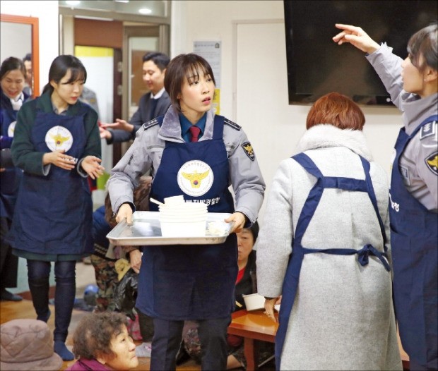 [김과장&이대리] 경기북부청 경찰관들 '떡국 봉사'