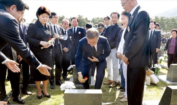 < 문 대통령 ‘동백꽃 헌화’ > 문재인 대통령이 3일 제주 봉개동 4·3평화공원에서 열린 제70주년 4·3 희생자 추념식에 참석하기 전 ‘4·3 행방불명인 묘역’에서 헌화하고 있다. 현직 대통령이 4·3 추념식에 참석한 건 2006년 노무현 전 대통령에 이어 이번이 두 번째다. 허문찬 기자 sweat@hankyung.com 