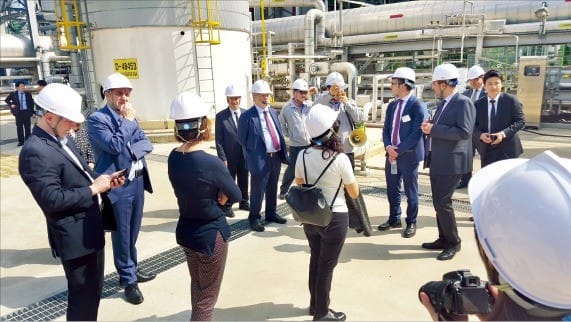 터키 정부 에너지 대표단이 지난 3일 에쓰오일 울산콤플렉스에서 발전소 운영에 대해 설명을 듣고 있다.  /에쓰오일 제공 