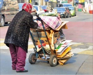 노인들이 고물상에 내다팔 폐지를 수거하고 있다. 폐지 수거 노인을 포함한 전국 고물업계 종사자는 약 170만 명에 달한다. 김범준 기자 bjk07@hankyung.com 