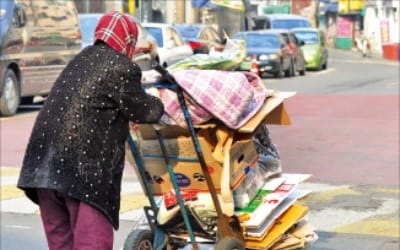 中 폐기물 수입 거부… 폐지줍는 노인들 '불똥'