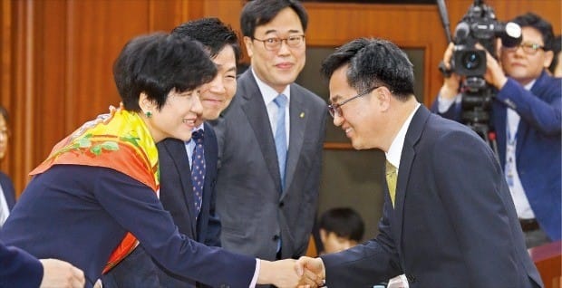 김동연 부총리 겸 기획재정부 장관(오른쪽)이 5일 정부서울청사에서 열린 산업경쟁력강화 관계장관회의에서 김영주 고용노동부 장관을 만나 악수하고 있다. 왼쪽 두 번째는 홍종학 중소벤처기업부 장관, 세 번째는 김기식 금융감독원장. 강은구 기자 egkang@hankyung.com