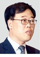 잇단 '외유성 출장' 논란에도 침묵하는 김기식 금융감독원장