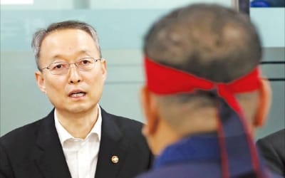 쇠파이프 난동… 총파업 예고… '철수' 빌미 주는 한국GM 노조