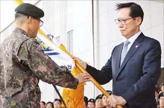 육군 3군사령부에서 6일 열린 동원전력사령부 창설식에서 초대 사령관으로 임명된 구원근 소장(왼쪽)이 송영무 국방부 장관으로부터 부대기를 수여받고 있다.  /연합뉴스 