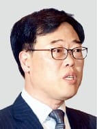 김기식 금융감독원장, '외유성 해외출장' 해명은 했지만…
