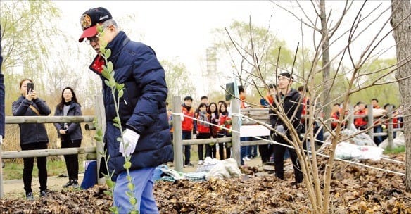 최신원 SK네트웍스 회장과 임직원은 창립 65주년을 맞아 지난 6일 서울 상암동 노을공원에서 나무심기 봉사활동을 했다.  /SK네트웍스 제공 