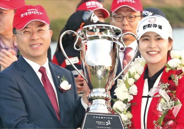 < KLPGA 국내 개막전 영광의 주인공 김지현 > 김지현(오른쪽)이 8일 한국여자프로골프(KLPGA)투어 국내 개막전인 롯데렌터카여자오픈에서 우승한 뒤 표현명 롯데렌터카 사장에게 트로피를 받고 있다. 이 대회는 강풍으로 인해 4라운드에서 2라운드 36홀로 축소돼 열렸다.  /연합뉴스