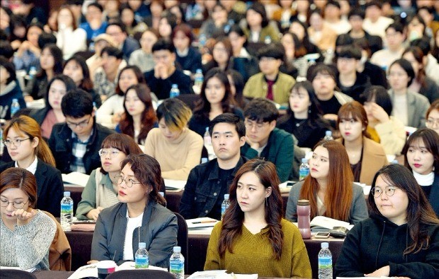 KOTRA가 지난 6일 서울 양재동 엘타워에서 해외 취업 구직자를 위한 ‘2018 해외 취업 설명회’를 열었다. 국내 취업난으로 해외에서 일자리를 찾으려는 구직자 1000여 명이 몰렸다. KOTRA 제공
 