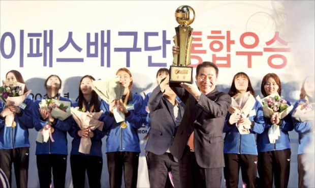 이강래 한국도로공사 사장이 이달 초 경북 김천 도로공사 체육관에서 열린 ‘배구단 통합우승 축하행사’ 자리에서 우승 트로피를 들고 있다.  /도로공사 제공 