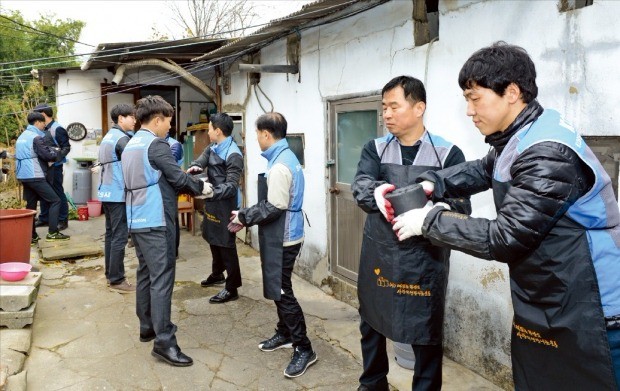 한국가스공사 사회봉사단은 지난 겨울 대구 내 소외지역을 찾아 연탄배달 봉사활동을 했다. /가스공사 제공 