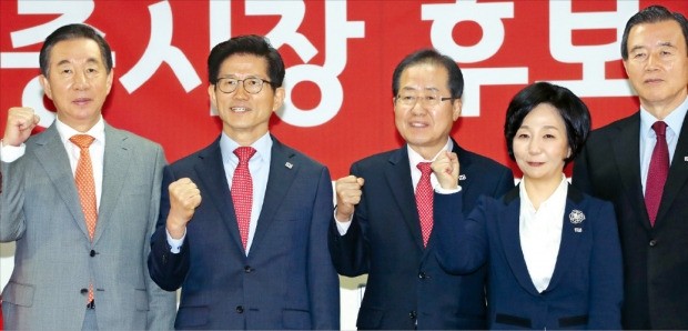 < 서울시장 후보 김문수 추대…세종시장 후보엔 송아영 > 홍준표 자유한국당 대표(가운데)가 10일 서울 여의도 중앙당사에서 열린 서울·세종시장 후보 추대 결의식에서 김문수 서울시장 후보(왼쪽 두 번째), 송아영 세종시장 후보(오른쪽 두 번째) 등 참석자들과 파이팅을 외치고 있다.  /연합뉴스 